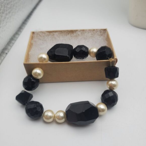 Black and white beaded cruella Deville styled‎ bracelet - Picture 1 of 2